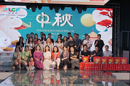 Spending Mid-autumn Festival with Reunion under a Full Moon