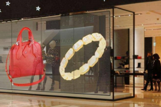 How Should the LED Transparent Screen in the Mall be Installed and Applied?